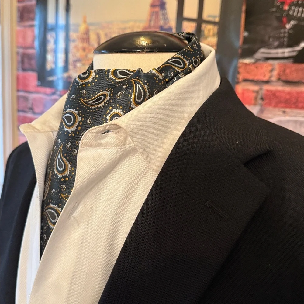 Elegant Green Paisley Men's Ascot Cravat